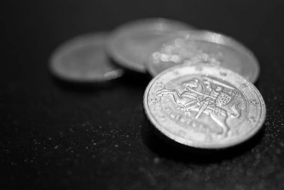 Moedas de prata sobre fundo escuro