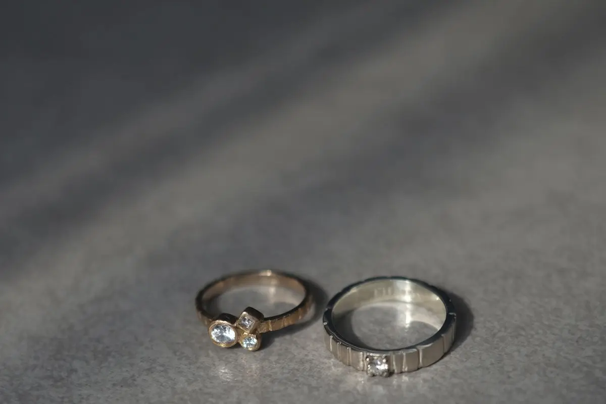 Anéis de platina sobre fundo cinza