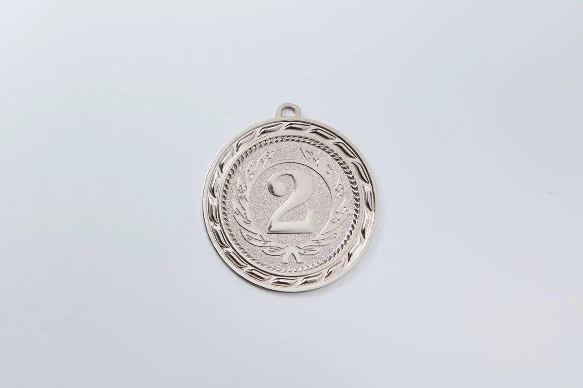 Medalha de prata redonda sobre fundo claro